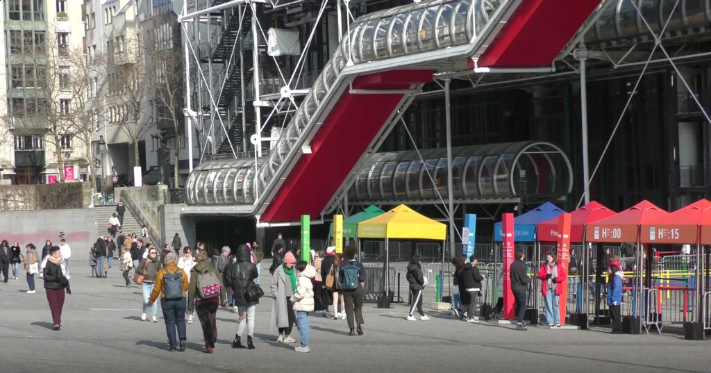 People come and go at the <em>Bibliothèque publique d’information