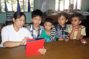 Participants in a Mobile Information Literacy class at Taungoo IPRD Library